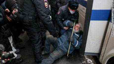 Ein Memorial-Anhänger wird mit Polizeibeamten vor dem Obersten Gerichtshof Russlands gesehen.