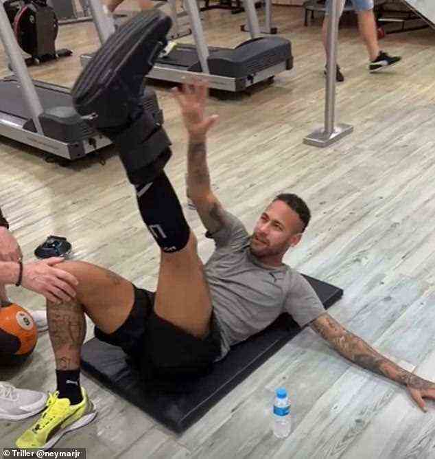 Neymar informierte PSG-Fans über seine Verletzungsrehabilitation durch ein Video, in dem er im Fitnessstudio arbeitet