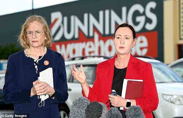 Eine Frau an der Gold Coast wurde nach dem Besuch eines Bunnings-Ladens positiv auf Covid getestet, als die Gesundheitsministerin von Queensland, Yvette D'Ath (rechts), neue Quarantäneregeln ankündigt