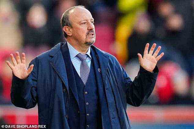 Rafa Benitez hat die wütenden Fans von Everton aufgefordert, sich im Derby mit Liverpool hinter die Mannschaft zu stellen