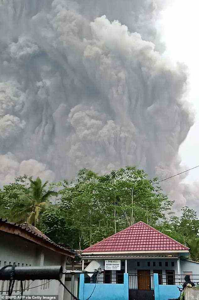 Auf der indonesischen Insel Java ist zum zweiten Mal seit Monaten ein aktiver Vulkan ausgebrochen