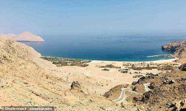 Machen Sie bei Lux Trippers 12-tägigem Best Of Oman And Dubai-Urlaub Halt an der abgebildeten Zighy Bay im Oman