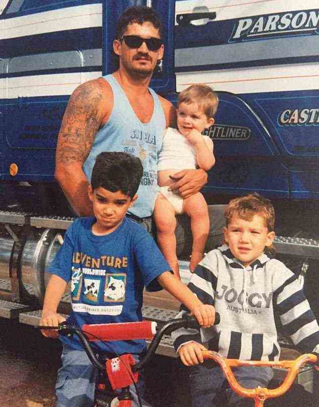Shane Martin mit seinen drei Söhnen - Bronson (Mitte), Tyson (links) und dem zukünftigen AFL-Superstar Dustin (rechts)