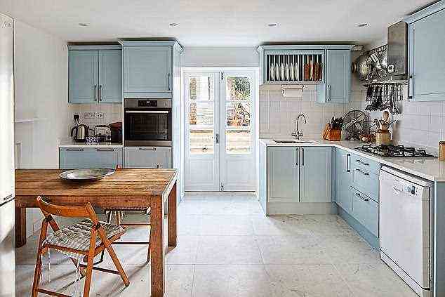 Transformiert: Ein Küchenumbau im Keller in Greenwich von houseUP.  Aber Abgraben ist die teuerste Möglichkeit, Ihren Wohnraum zu vergrößern