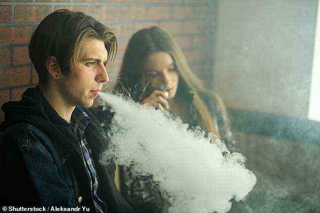 Männer, die E-Zigaretten oder Vapes verwenden, könnten laut einer neuen Studie doppelt so häufig Probleme haben, eine Erektion zu bekommen oder aufrechtzuerhalten (Stockbild)