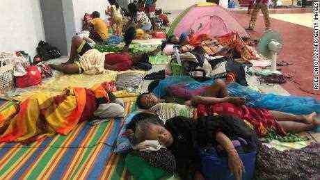 Die Bewohner schlafen in einem Sportkomplex, der am 16. Dezember in der Stadt Dapa auf Surigao auf den Philippinen in ein Evakuierungszentrum umgewandelt wurde.