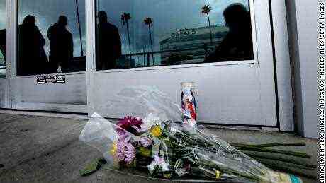 Blumen wurden in Erinnerung an Valentina Orellana-Peralta (14) hinterlassen, die in einem Burlington-Laden in North Hollywood, Kalifornien, als Opfer der Erschießung identifiziert wurde.