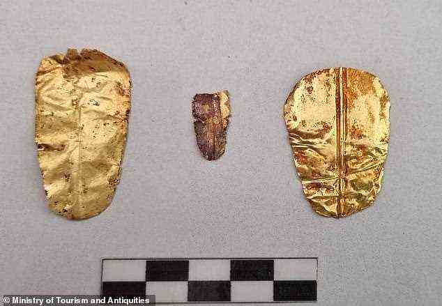 Die Überreste eines Mannes und einer Frau, die mit Goldfolienplatten anstelle ihrer Zungen begraben wurden, wurden außerhalb von Kairo, Ägypten, entdeckt.  Abgebildet sind die goldenen Zungen, die in den Schädeln gefunden wurden