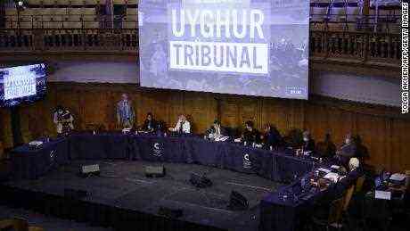 Die Mitglieder des Gremiums nehmen ihre Plätze für den ersten Verhandlungstag vor dem Uiguren-Tribunal am 4. Juni 2021 ein.