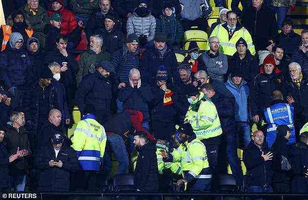 Watford-Anhänger Larry Brooks erlitt während seines Spiels gegen Chelsea einen Herzstillstand
