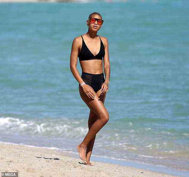 Strandbabe: Willow Smith ließ die Temperaturen in die Höhe schnellen, als sie sich am Freitagnachmittag am Strand von Miami in der Sonne aalen