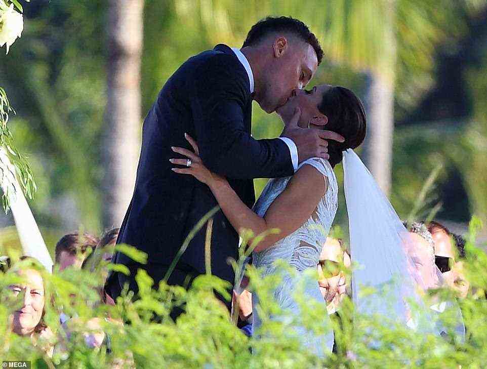 Der New Yorker Yankees-Schläger Aaron Judge hat seine langjährige Freundin Samantha Bracksieck in einer geheimen Zeremonie auf Hawaii geheiratet, wie DailyMail.com enthüllen kann