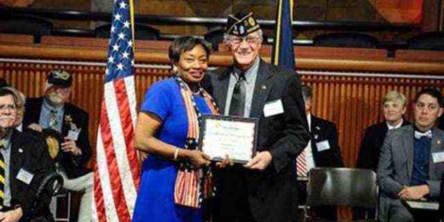 Der Vietnam-Veteran Richard Pecci wird hier zusammen mit der Mehrheitsführerin des Senats von New York, Andrea Stewart-Cousins, im Jahr 2018 während seiner Aufnahme in die New York State Veterans Hall of Fame in Albany, NY, gezeigt Neujahr.