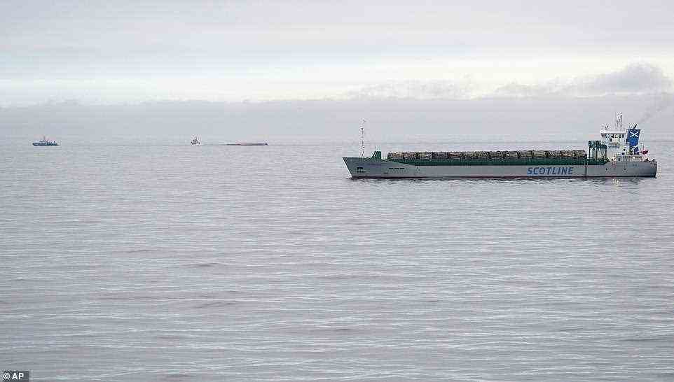 Ein dänisches Containerschiff, die Karin Hoej, ist in der Ostsee nach einer Kollision mit dem unter britischer Flagge fahrenden Schiff Scot Carrier (rechts) heute gegen 3.30 Uhr (rechts im Bild unten im Bild) in der Ostsee gekentert