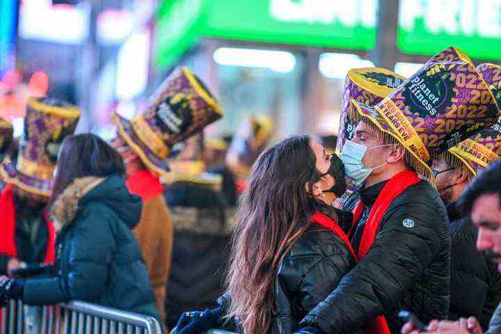 Unbekannte Nachtschwärmer läuten am Times Square das neue Jahr ein.