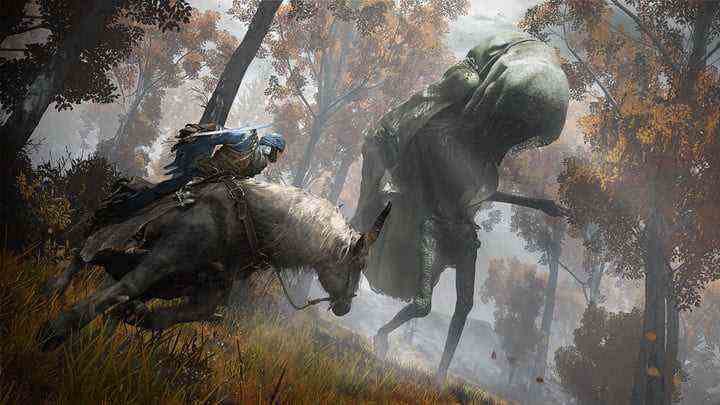 Der Held von Elden Ring reitet auf einem Pferd und greift einen riesigen Feind an.