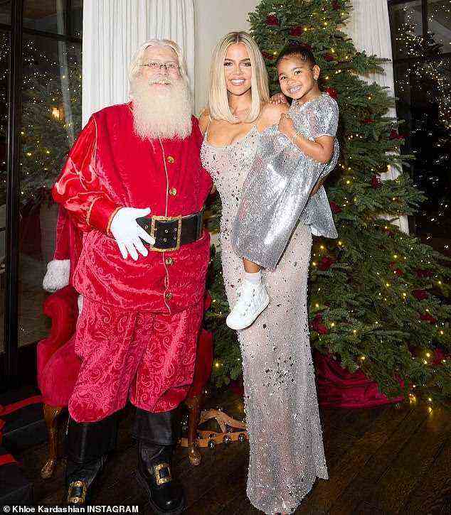 Weihnachtsstimmung: Anfang dieser Woche teilte sie Bilder von einer reduzierten Ausgabe der jährlichen Weihnachtsfeier der Kardashians