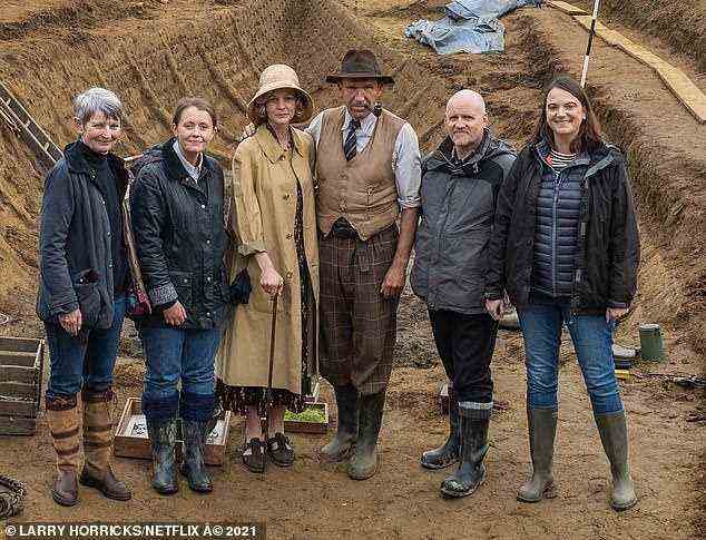 Die letztes Jahr veröffentlichte The Dig spielte Ralph Fiennes als Archäologe Basil Brown, der das Schiff fand, nachdem er von der Gutsbesitzerin Edith Pretty, gespielt von Carey Mulligan, angeheuert wurde, um Grabhügel auszugraben