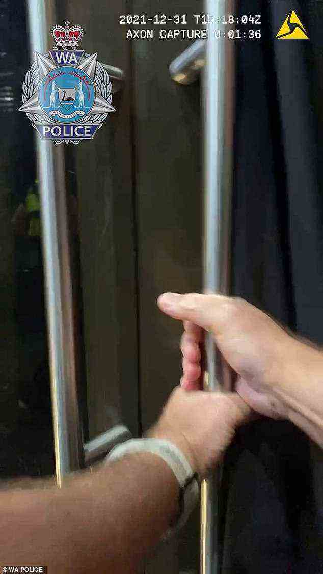 Die Polizei von Western Australia behauptet, dass QR-Codes an dem noblen Veranstaltungsort mit einer Marmorbar entfernt wurden, in der Cocktails und Fingerfood auf Schneidebrettern serviert werden (abgebildet ist ein Polizist, der auf eine Sperre stößt).