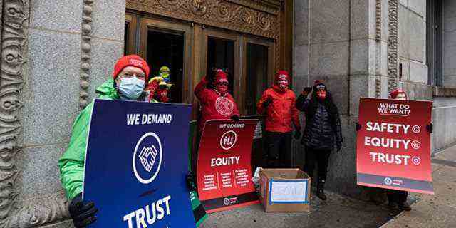 Die Führung der Chicago Teachers Union listet ihre Forderungen auf und stellt am 4. Januar 2021 eine Kiste Kohle vor dem Eingang des Rathauses ab. (Foto von Max Herman/NurPhoto via Getty Images)