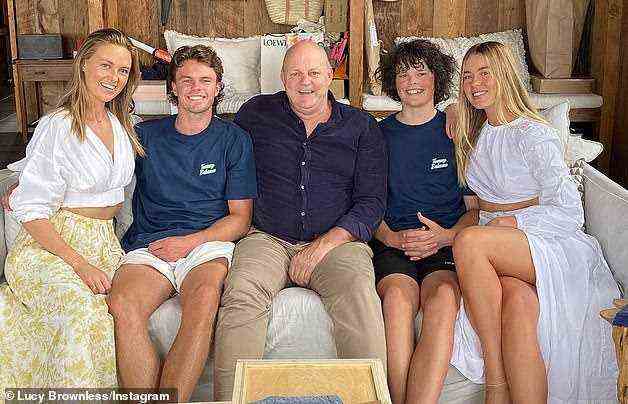 Familie: Brownless posierte am Weihnachtstag mit seinen vier Kindern Ruby, Lucy, Max und Oscar in Geelong (im Bild die vier Kinder mit ihrem Vater, Mitte) beim Weihnachtsessen im letzten Jahr