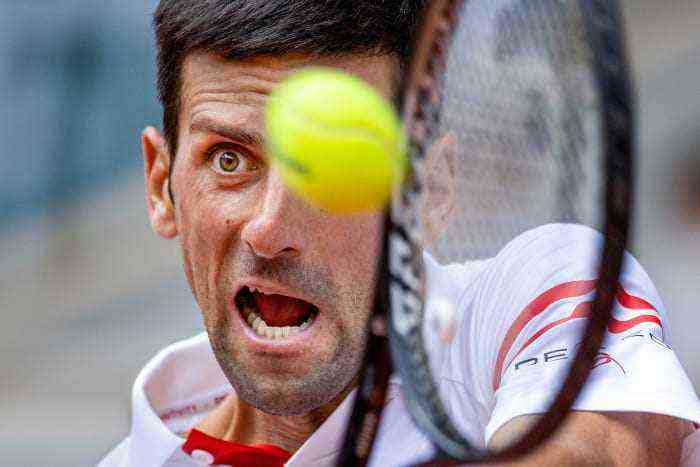 Djokovic raste auf dem Weg zum Sieg seiner zweiten French Open durch große und kleine Rivalen.