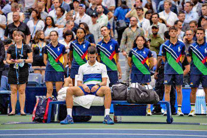 Nachdem Djokovic nur einen Sieg des Kalender-Grand-Slams erreicht hatte, weinte er verständlicherweise, während er auf den Beginn der Trophäenzeremonie wartete.