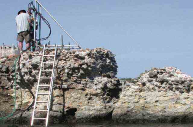 Portus Cosanus Pier, Orbetello, Italien.  Eine Studie aus dem Jahr 2017 ergab, dass die Bildung von Kristallen im Beton, der zum Bau der Ufermauern verwendet wurde, dazu beitrug, die Bildung von Rissen zu verhindern.