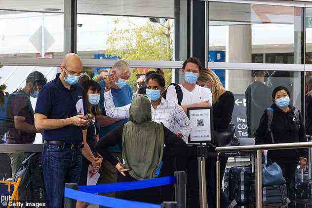 Im Bild: Menschen, die sich in der Testklinik vor dem Abflug am internationalen Flughafen von Sydney anstellen