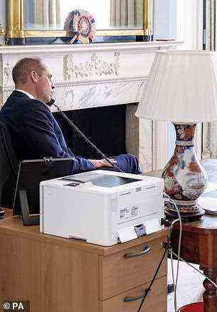 Prinz William sitzt in seinem Arbeitszimmer im Kensington Palace.  Das Bild wurde vor der Sperrung Großbritanniens Ende März geteilt