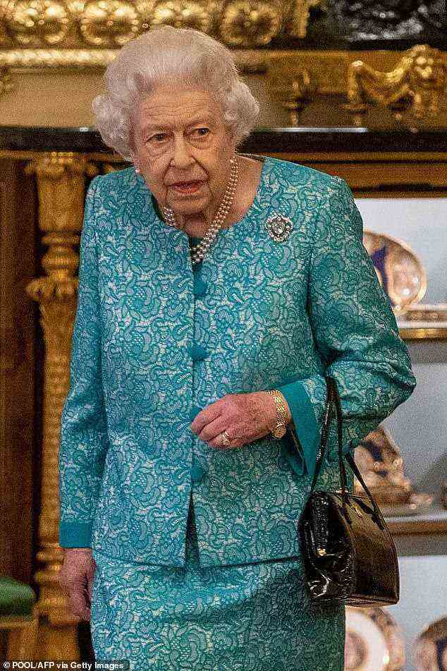 Es kommt, als die Königin (im Bild) ein zurückhaltendes Weihnachtsfest auf Schloss Windsor verbringt, während Prinz Charles, Camilla, Prinz Edward und Sophie ihre üblichen Sandringham-Feierlichkeiten aufgrund des Ausbruchs von Omnicron abschwächen müssen.