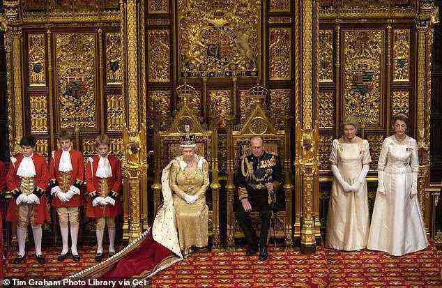 Königin Elizabeth saß bei der Eröffnung des Parlaments mit Ehemann Prinz Philip und ihren Hofdamen rechts