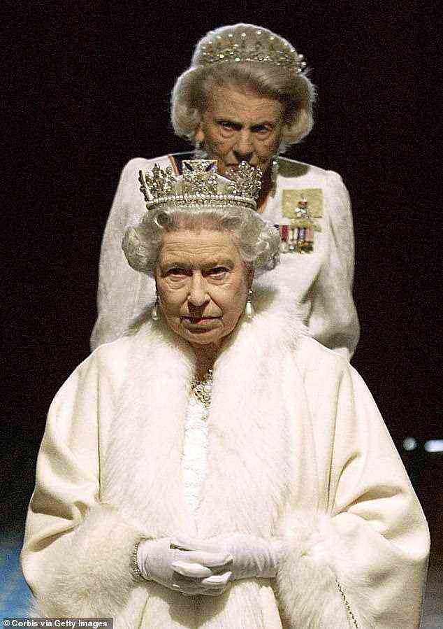 Königin Elizabeth II., gefolgt von ihrer Hofdame, der Herzogin von Grafton, kommen zur Parlamentseröffnung im House of Lords an
