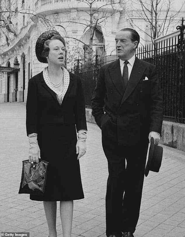 Während ein Very British Skandal das Publikum mit schmutzigen Geschichten begeisterte, behauptet Lady Colin Campbell – die Schwiegertochter des Herzogs von Argyll, dass der wahre Skandal zwischen dem Aristokraten und seiner vierten Frau stattgefunden hat (zusammen im Jahr 1964 abgebildet).