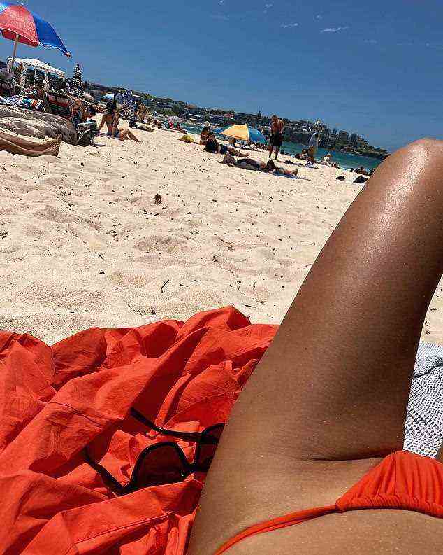 Rassig: Nadia zeigte sich entspannt am Bondi Beach im roten Bikini.  Der Stern sah durchtrainiert und gebräunt aus, als sie die Sonne aufsaugte