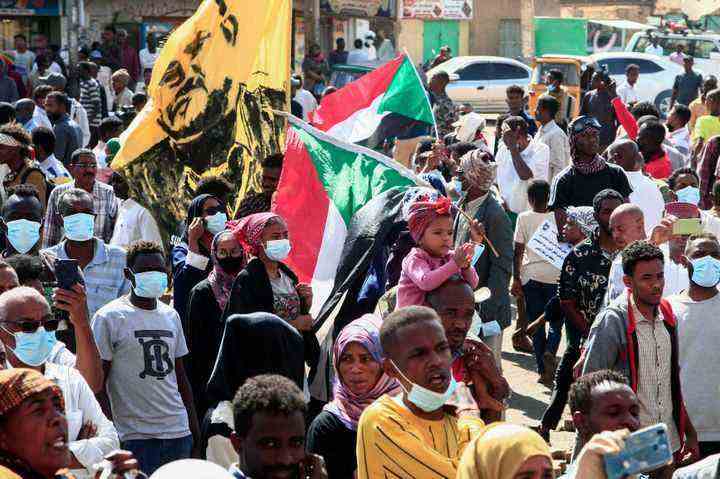 Sudanesische Demonstranten versammeln sich vor dem Präsidentenpalast in Khartum und fordern die zivile Herrschaft.