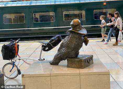 Die Paddington Bärenstatue in London Paddington