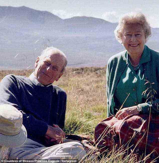 Ein berührendes Bild, aufgenommen von der Gräfin von Wessex, zeigt die Königin und Prinz Philip an einem ihrer „glücklichen Orte“ ¿ den Coyles of Muick Hills in der Nähe von Balmoral, wo sie ihr langes gemeinsames Leben lang gerne spazieren gingen und picknickten
