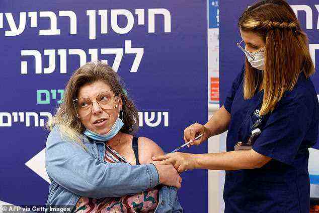 Israelis über 60 Jahren und medizinischem Personal wird jetzt eine vierte Impfung – oder eine zweite Auffrischimpfung – angeboten, um schwere Krankheiten und den Tod durch Omicron . zu verhindern