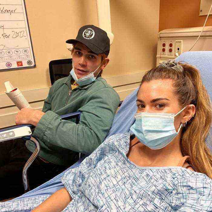 KJ Apa verbringt Silvester mit Freundin Clara Berry im Krankenhaus