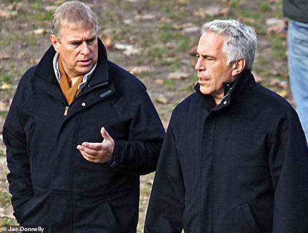 Prinz Andrew geriet unter Beschuss, nachdem er nach seiner Haftstrafe im Jahr 2011 mit Epstein bei einem Spaziergang durch den New Yorker Central Park gesehen wurde