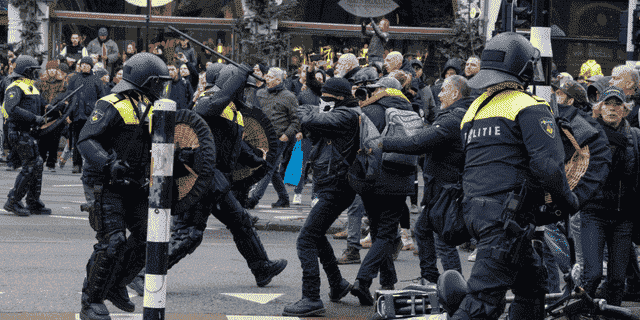 Die Polizei stößt mit Demonstranten zusammen, als sich am Sonntag, den 2. Januar 2022, in Amsterdam, Niederlande, Tausende von Menschen einem Verbot widersetzten, um sich gegen die Coronavirus-Sperrmaßnahmen der niederländischen Regierung zu versammeln und zu protestieren. (AP Photo/Peter Dejong)