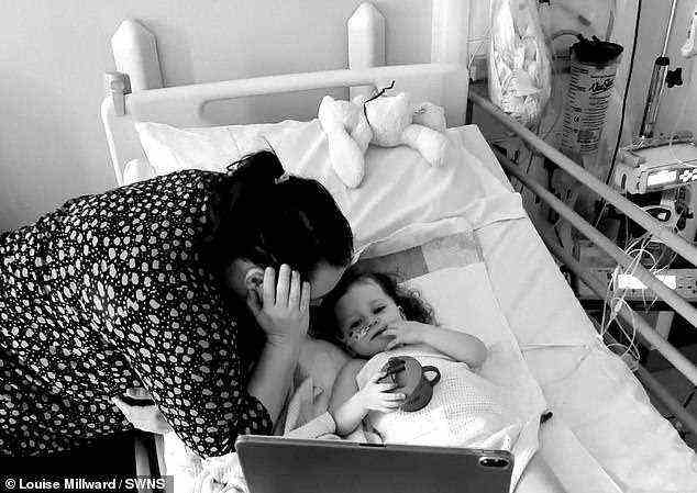 Louise Millward, 34, mit ihrer zweijährigen Grace abgebildet, bei der ein Hepatoblastom, ein seltener Leberkrebs, diagnostiziert wurde, nachdem bei Scans ein 14-cm-Tumor entdeckt wurde