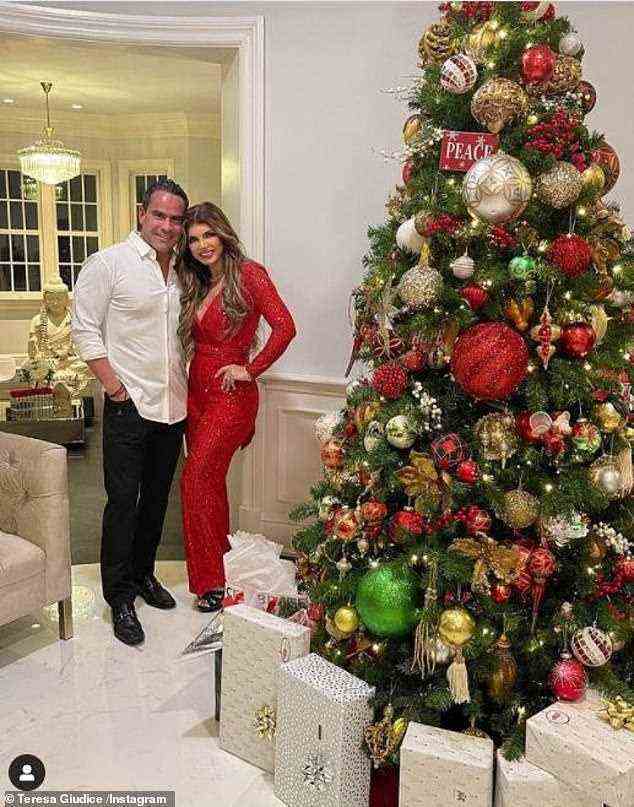Aglow: Das Paar, das sich im Oktober dieses Jahres verlobte, läutete nach Weihnachten in Teresas Villa in New Jersey im Cabo San Lucas das neue Jahr ein