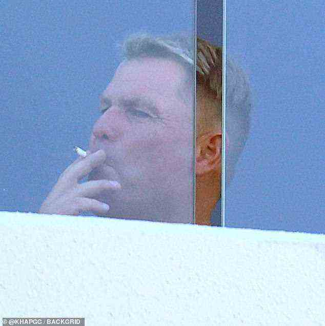 In Rauch aufgegangen: Er saß da ​​und zog an einer Zigarette, als er die Aussicht von seinem Balkon vor dem vierten Aschetest zwischen Australien und England in sich aufnahm