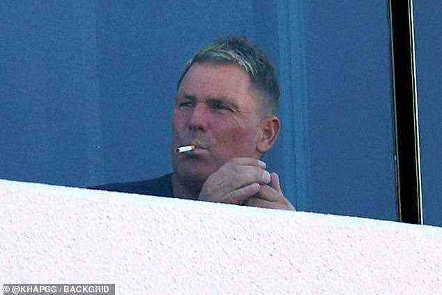 Kettenrauchen: Später tauchte er wieder auf seinem Balkon auf, diesmal mit einem schwarzen T-Shirt, um noch eine Zigarette zu rauchen