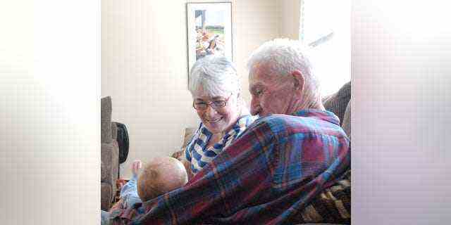 Dee und Mickey Newman und einer ihrer Enkel.