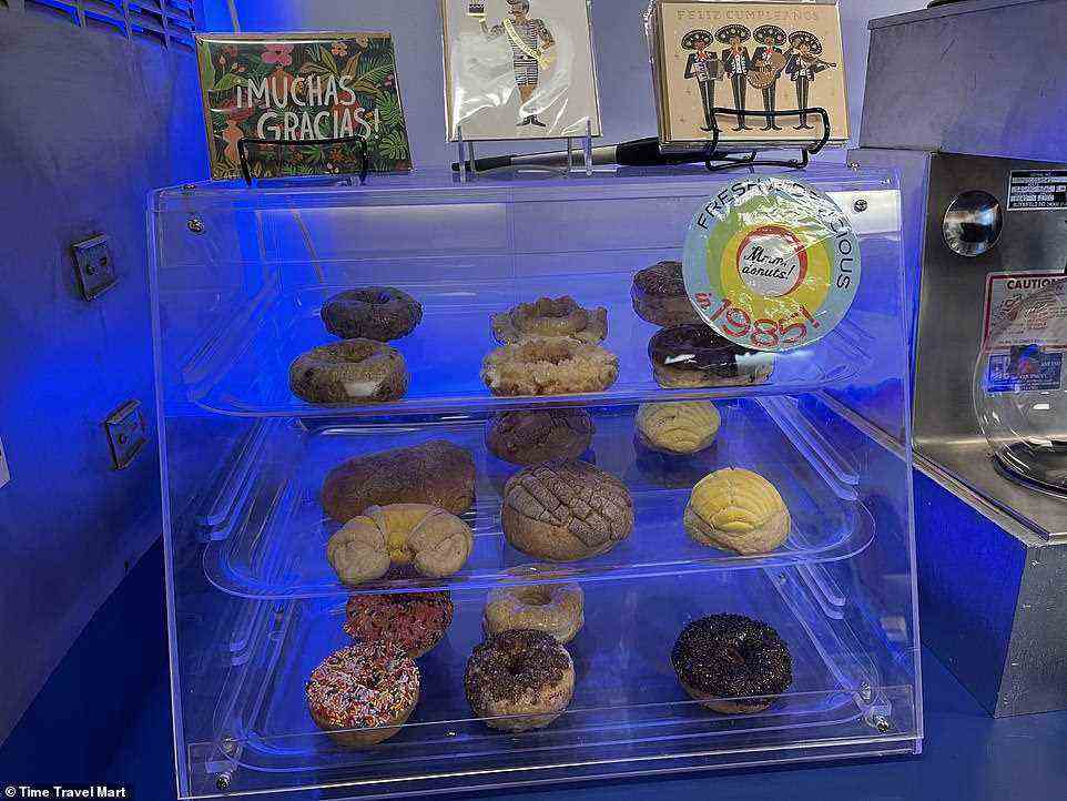 Hungrige Kunden können sich auf „frische und köstliche“ Donuts (im Bild) freuen, die angeblich direkt aus dem Jahr 1985 stammen