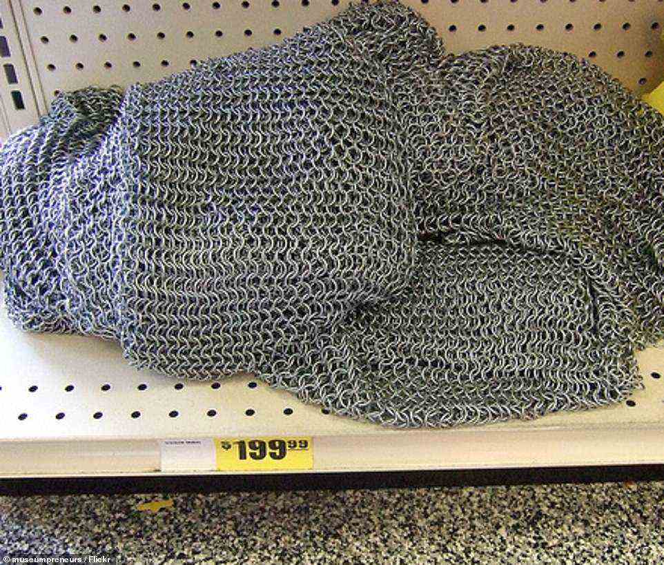 Ein Kunde machte ein Foto von Kettenhemden, die in dem skurrilen Laden in Los Angeles zum Verkauf angeboten wurden.  Bild mit freundlicher Genehmigung von Creative Commons