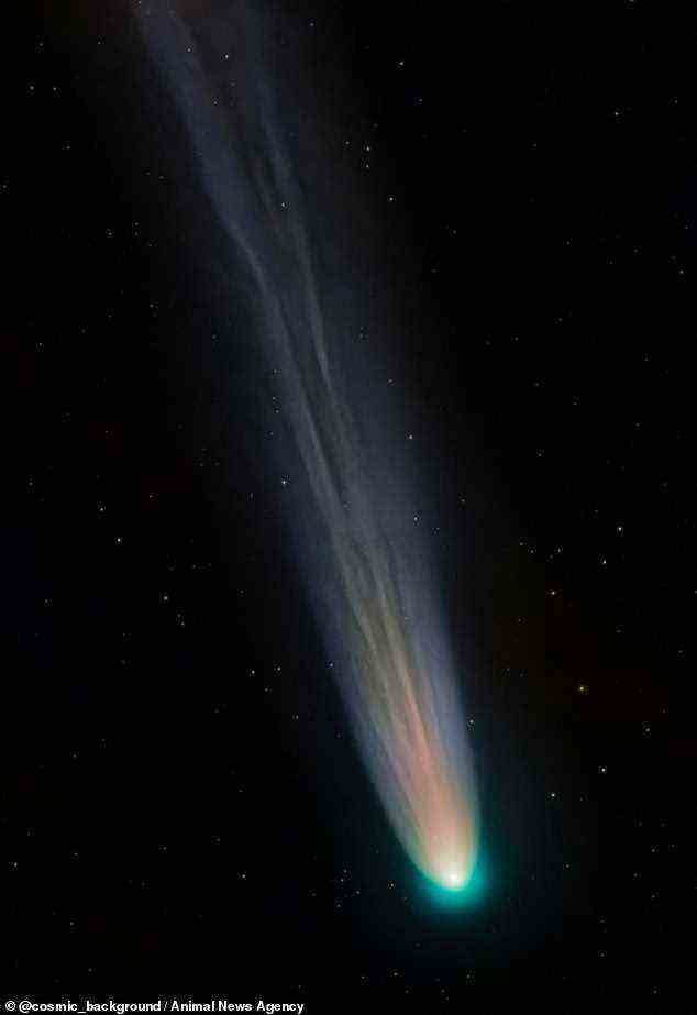 Der Komet hat einen grünen Schweif, weil sich sein eisiges Gesteinsinneres erwärmt, je näher er der Sonne kommt, zuerst blauen Staub, dann gelb oder weiß und schließlich grün